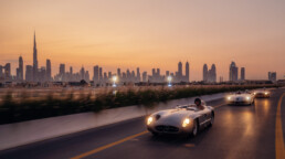 Unterwegs in einer außergewöhnlichen Landschaft: Mercedes-Benz SLR McLaren Stirling Moss während der 1000 Miglia Experience UAE 2025.