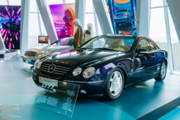 Mercedes-Benz CL 600 der Baureihe 215, Messefahrzeug der Weltpremiere auf dem Autosalon Genf 1999. Foto aus der Sonderausstellung „Youngtimer“ im Mercedes-Benz Museum. Gesamtaufnahme von links vorn. (Fotosignatur der Archive von Mercedes-Benz Classic: D862656)