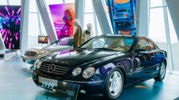 Mercedes-Benz CL 600 der Baureihe 215, Messefahrzeug der Weltpremiere auf dem Autosalon Genf 1999. Foto aus der Sonderausstellung „Youngtimer“ im Mercedes-Benz Museum. Gesamtaufnahme von links vorn. (Fotosignatur der Archive von Mercedes-Benz Classic: D862656)