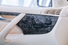 Mercedes-Benz CL 600 der Baureihe 215, Messefahrzeug der Weltpremiere auf dem Autosalon Genf 1999. Foto aus der Sonderausstellung „Youngtimer“ im Mercedes-Benz Museum. Detailaufnahme des Zierelements aus Naturstein in der Fahrertür mit Steuerung für Fahrersitz und Außenspiegel. (Fotosignatur der Archive von Mercedes-Benz Classic: D862613)