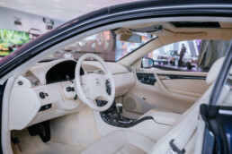 Mercedes-Benz CL 600 der Baureihe 215, Messefahrzeug der Weltpremiere auf dem Autosalon Genf 1999. Foto aus der Sonderausstellung „Youngtimer“ im Mercedes-Benz Museum. Aufnahme des Motorraums mit dem für den CL 600 neu entwickelten M 137. (Fotosignatur der Archive von Mercedes-Benz Classic: D862652)