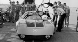 Weltrekordfahrt des C 111-II D mit Fünfzylinder-Dieselmotor in Nardò, 1976. Foto von einem Boxenstopp. (Fotosignatur der Archive von Mercedes-Benz Classic: 76112-20) // World record drive of the C 111-II D with five-cylinder diesel engine in Nardò in 1976. Photo of a pit stop. (Photo index number in the Mercedes-Benz Classic Archives: 76112-20)