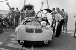 Weltrekordfahrt des C 111-II D mit Fünfzylinder-Dieselmotor in Nardò, 1976. Foto von einem Boxenstopp. (Fotosignatur der Archive von Mercedes-Benz Classic: 76112-20) // World record drive of the C 111-II D with five-cylinder diesel engine in Nardò in 1976. Photo of a pit stop. (Photo index number in the Mercedes-Benz Classic Archives: 76112-20)
