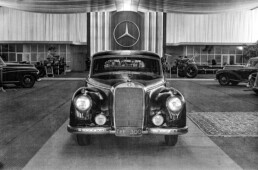 Mercedes-Benz Stand auf der Internationalen Automobil-Ausstellung (IAA) in Frankfurt am Main, 1951. Im Zentrum steht das Repräsentationsfahrzeug Mercedes-Benz 300 (W 186) mit dem neuen Motor M 186. (Fotosignatur der Archive von Mercedes-Benz Classic: A964241)