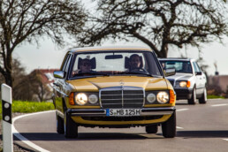 Mercedes-Benz 230 der Baureihe 123. Fahraufnahme von vorn. (Fotosignatur der Mercedes-Benz Classic Archive: D291346)