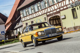 Mercedes-Benz 230 der Baureihe 123. Genreaufnahme von rechts vorn. (Fotosignatur der Mercedes-Benz Classic Archive: D291349)