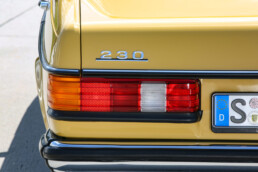 Mercedes-Benz 230 der Baureihe 123. Detailaufnahme von hinten mit Typbezeichnung auf dem Heckdeckel. (Fotosignatur der Mercedes-Benz Classic Archive: D290785)
