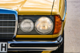 Mercedes-Benz 230 der Baureihe 123. Detailaufnahme von vorn mit linkem Doppelscheinwerfer. (Fotosignatur der Mercedes-Benz Classic Archive: D290783)
