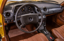Mercedes-Benz 230 der Baureihe 123. Detailaufnahme des Cockpits von links. (Fotosignatur der Mercedes-Benz Classic Archive: D290446) Mercedes-Benz 230 of the 123 model series. Detailed view of cockpit from left. (Photo index number in the Mercedes-Benz Classic Archive: D290446)