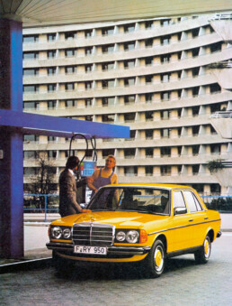 Mercedes-Benz Limousine der Baureihe 123. Zeitgenössisches Genrebild. (Fotosignatur der Mercedes-Benz Classic Archive: 1998DIG100)