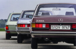 Mercedes-Benz Baureihe 123, verschiedene Karosserieformen. Zeitgenössische Detailaufnahme aus dem Jahr 1980 mit Typbezeichnungen auf dem Heckdeckel. Von vorn nach hinten: Limousine (230 E), Coupé (230 CE) und T-Modell (230 TE). (Fotosignatur der Mercedes-Benz Classic Archive: 80F19)