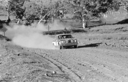 Doppeltriumph nach 30.000 Kilometern: Zwei Mercedes-Benz 280 E der Baureihe 123 gewinnen 1977 die Rallye London–Sidney. Das Foto zeigt das Siegerfahrzeug von Andrew Cowan/Colin Malkin/Mike Broad auf einer australischen Schotterpiste. Es kann heute im Mercedes-Benz Museum erlebt werden. (Fotosignatur der Mercedes-Benz Classic Archive: R10007)