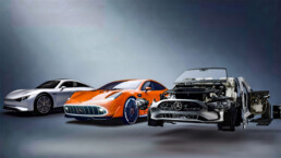 Fahrzeuge der wegweisenden XX Technologieprogramme von Mercedes-Benz. Links der VISON EQXX mit Fokus auf umfassende elektrische Effizienz im Alltag. In der Mitte der CONCEPT AMG GT XX mit Fokus auf elektrische Performance mit hoch innovativem Antriebsstrang. Rechts Beispiele für innovative Komponenten und Materialien aus dem Programm Tomorrow XX. Foto aus dem Dezember 2025.