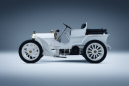 Mercedes-Simplex 40 PS, Produktionszeit 1902 bis 1903. Fahrzeug aus dem Jahr 1902. Studioaufnahme von links aus dem Jahr 2025.