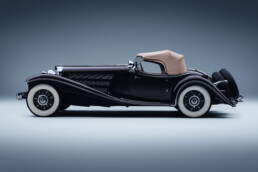Mercedes-Benz 500 K Spezial-Roadster (W 29), Produktionszeit 1934 bis 1936. Fahrzeug aus dem Jahr 1934. Studioaufnahme von links mit geschlossenem Verdeck aus dem Jahr 2025.