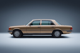 Mercedes-Benz 450 SEL 6.9, Baujahr 1980 (Baureihe 116, Produktionszeit 1972 bis 1980). Studioaufnahme von links aus dem Jahr 2025.