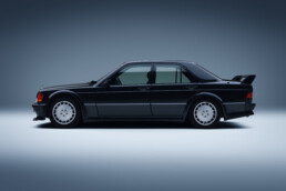Mercedes-Benz 190 E 2.5-16 Evolution, Baujahr 1989 (Baureihe 201, 1982 bis 1993). Studioaufnahme von links aus dem Jahr 2025.