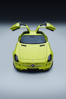 Mercedes-Benz SLS AMG Coupé, Baujahr 2013 (Baureihe 197, Produktionszeit 2010 bis 2014). Studioaufnahme von vorn mit geöffneten Flügeltüren aus dem Jahr 2025.
