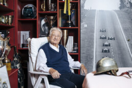 Hans Herrmann, Mercedes-Benz Werksrennfahrer in den Jahren 1954 und 1955. Foto aus dem Jahr 2022 vor der Sammlung seiner Pokale. Foto: Verena Müller