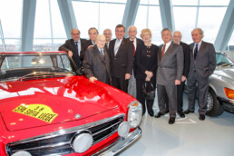 Hans Herrmann, Mercedes-Benz Werksrennfahrer in den Jahren 1954 und 1955. Erinnerungsfoto im Mercedes-Benz Museum zum 90. Geburtstag von Eugen Böhringer am 22. Januar 2012 an einem Mercedes-Benz 230 SL „Rallye-Pagode“ (W 113). Von links nach rechts: Dr. Peter Lang, Rolf Moll, Eugen Böhringer, Rolf Knoll, Klaus Kaiser, Eberhard Mahle, Ewy von Korff-Rosqvist, Hans Herrmann, Herbert Linge und Dieter Glemser. (Fotosignatur der Mercedes-Benz Classic Archive: 12C62_01)