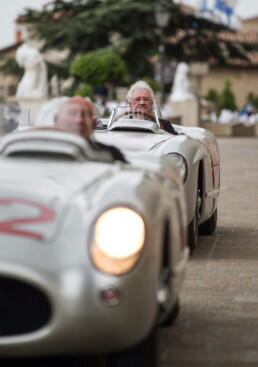 Hans Herrmann, Mercedes-Benz Werksrennfahrer in den Jahren 1954 und 1955. Foto von der Mille Miglia 2015 im Mercedes-Benz 300 SLR Rennsportwagen (W 196 S) mit der Startnummer 604. Im Vordergrund Stirling Moss im 300 SLR mit der Startnummer 722. (Fotosignatur der Mercedes-Benz Classic Archive: 15A704)