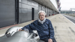 Hans Herrmann, Mercedes-Benz Werksrennfahrer in den Jahren 1954 und 1955. Foto von der Mercedes-Benz Classic Insight „125 Jahre Motorsport“ im April 2019 in Silverstone/Großbritannien. (Fotosignatur der Mercedes-Benz Classic Archive: D595869) Hans Herrmann, Mercedes-Benz works racing driver in 1954 and 1955. Photo from the Mercedes-Benz Classic Insight 