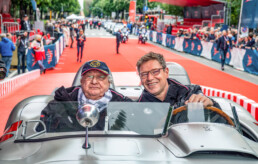 Hans Herrmann, Mercedes-Benz Werksrennfahrer in den Jahren 1954 und 1955. Foto mit Bernd Mayländer, Stammfahrer des Official Safety Cars der FIA Formel 1 Weltmeisterschaft™ im Mercedes-Benz 300 SLR (W 196 S) beim Start zur 1000 Miglia 2019. (Fotosignatur der Mercedes-Benz Classic Archive: D600168)
