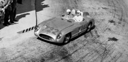 Mille Miglia 1955, Stirling Moss und Denis Jenkinson auf der Strecke im Mercedes-Benz 300 SLR Rennsportwagen (W 196 S) mit der Startnummer 722. Sie gewinnen das Rennen in der besten Zeit, die je bei einer Mille Miglia erzielt wird. (Fotosignatur der Archive von Mercedes-Benz Classic: R7527)