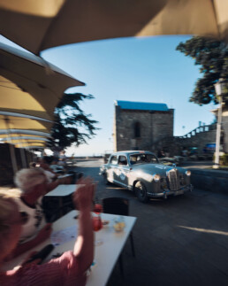 1000 Miglia im Juni 2025. Mercedes-Benz 180 D „Ponton“-Limousine (W 120). Foto auf der Strecke am 20. Juni 2025. (Fotosignatur der Archive von Mercedes-Benz Classic: D859493)
