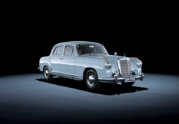 Mercedes-Benz 220 „Ponton“-Limousine (W 180). Studioaufnahme von rechts vorn. (Fotosignatur der Archive von Mercedes-Benz Classic: 17C752_019)