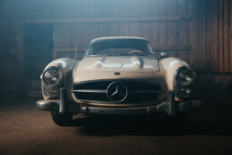 Spektakulärer Scheunenfund: Mercedes-Benz 300 SL Roadster (W 198) von 1960 als Restaurierungsobjekt. Verkaufsfahrzeug von Mercedes-Benz Classic auf dem Salon Rétromobile 2026.
