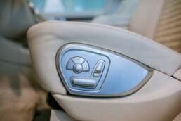 Mercedes-Benz VISION R 320 CDI, Konzeptfahrzeug der Baureihe 251. Messefahrzeug des Genfer Auto-Salons im März 2005. Foto aus der Sonderausstellung „Youngtimer“ im Mercedes-Benz Museum. Interieuraufnahme, Detail der Sitzverstellung am Fahrersitz. (Fotosignatur der Archive von Mercedes-Benz Classic: D862595)