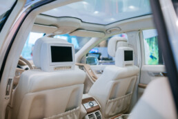 Mercedes-Benz VISION R 320 CDI, Konzeptfahrzeug der Baureihe 251. Messefahrzeug des Genfer Auto-Salons im März 2005. Foto aus der Sonderausstellung „Youngtimer“ im Mercedes-Benz Museum. Interieuraufnahme mit Flachbildschirmen in den Kopfstützen der beiden Vordersitze. (Fotosignatur der Archive von Mercedes-Benz Classic: D862602)