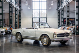Mercedes-Benz 230 SL „Pagode“ (W 113) aus dem Jahr 1965. Verkaufsfahrzeug von Mercedes-Benz Heritage auf der Retro Classics 2026 in Stuttgart. (Fotosignatur der Archive von Mercedes-Benz Classic: D872850)