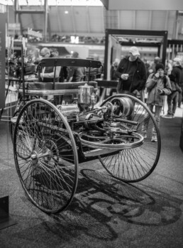 Mercedes-Benz Heritage auf der Retro Classics in Stuttgart. Authentischer Nachbau des Benz Patent-Motorwagens von 1886 als Fotopoint auf dem Messestand. Foto von 2025. Foto: Thomas Niedermüller. (Fotosignatur der Archive von Mercedes-Benz Classic: D852277)