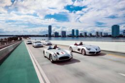 Mercedes-Benz Heritage bei der ModaMiami. Foto aus dem Jahr 2025: Die „Silver Stars from Stuttgart“ auf dem Rickenbacker Causeway von Miami nach Key Biscayne, angeführt von einem Mercedes-Benz 300 SLR Rennsportwagen von 1955 (W 196 S, links) und einem Mercedes-Benz SLR McLaren Stirling Moss von 2009 (Z 199). (Fotosignatur der Mercedes-Benz Classic Archive: D851915)