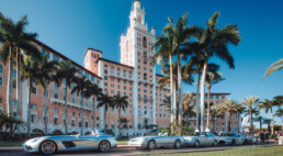 Mercedes-Benz Heritage bei der ModaMiami. Foto aus dem Jahr 2025: Mercedes-Benz 300 SL „Gullwing“ auf dem Ausstellungsgelände am Biltmore Hotel Coral Gables. (Fotosignatur der Mercedes-Benz Classic Archive: D852198)