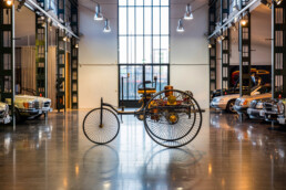 Benz Patent-Motorwagen. Authentische Nachfertigung des ersten Automobils der Welt aus dem Jahr 1886 im Angebot des Mercedes-Benz Classic Fahrzeughandels. Aufnahme von links aus dem Jahr 2026 im Mercedes-Benz Classic Center, Fellbach. (Fotosignatur der Archive von Mercedes-Benz Classic: D872941)
