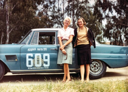 Ewy Rosqvist (links) und Eva-Maria Falk an ihrem Mercedes-Benz 300 SE „Heckflosse“ Rallyefahrzeug (W 112) beim Großen Straßenpreis von Argentinien für Tourenwagen 1964. Rosqvist und Falk erreichen Platz 3 der Gesamtwertung hinter ihren Teamkollegen Eugen Böhringer/Klaus Kaiser und Dieter Glemser/Martin Braungart – ebenfalls mit Mercedes-Benz 300 SE. (Fotosignatur der Archive von Mercedes-Benz Classic: 00075735)