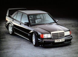 Mercedes-Benz 190 E 2.5-16 Evolution II (W 201). Aufnahme von rechts vorn aus dem Jahr 1990. (Fotosignatur der Archive von Mercedes-Benz Classic: D90F164)