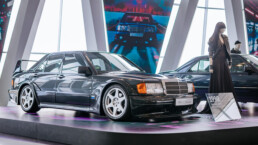 Mercedes-Benz 190 E 2.5-16 Evolution II („EVO II“) aus dem Jahr 1990 in der Sonderausstellung „Youngtimer“ des Mercedes-Benz Museums. Aufnahme von rechts vorn. Foto: Thomas Niedermüller. (Fotosignatur der Archive von Mercedes-Benz Classic: D879035)