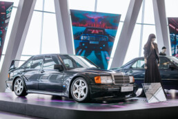 Mercedes-Benz 190 E 2.5-16 Evolution II („EVO II“) aus dem Jahr 1990 in der Sonderausstellung „Youngtimer“ des Mercedes-Benz Museums. Aufnahme von rechts vorn. Foto: Thomas Niedermüller. (Fotosignatur der Archive von Mercedes-Benz Classic: D879035)