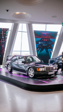 Mercedes-Benz 190 E 2.5-16 Evolution II („EVO II“) aus dem Jahr 1990 in der Sonderausstellung „Youngtimer“ des Mercedes-Benz Museums. Aufnahme von rechts vorn. Foto: Thomas Niedermüller. (Fotosignatur der Archive von Mercedes-Benz Classic: D879032)