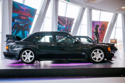 Mercedes-Benz 190 E 2.5-16 Evolution II („EVO II“) aus dem Jahr 1990 in der Sonderausstellung „Youngtimer“ des Mercedes-Benz Museums. Aufnahme von rechts. Foto: Thomas Niedermüller. (Fotosignatur der Archive von Mercedes-Benz Classic: D879031)