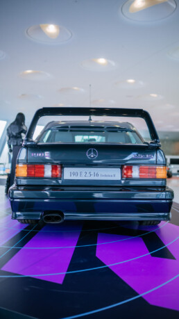 Mercedes-Benz 190 E 2.5-16 Evolution II („EVO II“) aus dem Jahr 1990 in der Sonderausstellung „Youngtimer“ des Mercedes-Benz Museums. Aufnahme von hinten. Foto: Thomas Niedermüller. (Fotosignatur der Archive von Mercedes-Benz Classic: D879003)