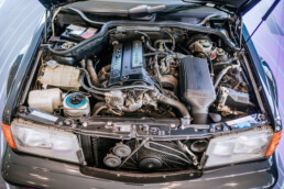 Mercedes-Benz 190 E 2.5-16 Evolution II („EVO II“) aus dem Jahr 1990 in der Sonderausstellung „Youngtimer“ des Mercedes-Benz Museums. Detailaufnahme des Motorraums, rechts das Antiblockiersystem ABS. Foto: Thomas Niedermüller. (Fotosignatur der Archive von Mercedes-Benz Classic: D878982)