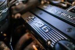 Mercedes-Benz 190 E 2.5-16 Evolution II („EVO II“) aus dem Jahr 1990 in der Sonderausstellung „Youngtimer“ des Mercedes-Benz Museums. Detailaufnahme des Zylinderkopfdeckels mit Aufschrift „Mercedes-Benz 2.5-16“. Foto: Thomas Niedermüller. (Fotosignatur der Archive von Mercedes-Benz Classic: D878979) Mercedes-Benz 190 E 2.5-16 Evolution II (“EVO II”) from 1990 in the special “Youngtimer” exhibition at the Mercedes-Benz Museum. Close-up of the cylinder head cover with the inscription “Mercedes-Benz 2.5-16”. Photo: Thomas Niedermüller. (Photo index number in the Mercedes-Benz Classic Archive: D878979)