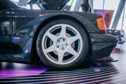 Mercedes-Benz 190 E 2.5-16 Evolution II („EVO II“) aus dem Jahr 1990 in der Sonderausstellung „Youngtimer“ des Mercedes-Benz Museums. Detailaufnahme des rechten Vorderrads, links davon die Plakette „evolution“, die ausschließlich der EVO II trägt. Foto: Thomas Niedermüller. (Fotosignatur der Archive von Mercedes-Benz