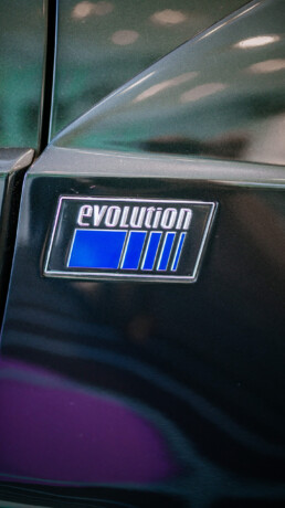 Mercedes-Benz 190 E 2.5-16 Evolution II („EVO II“) aus dem Jahr 1990 in der Sonderausstellung „Youngtimer“ des Mercedes-Benz Museums. Aufnahme von rechts vorn. Foto: Thomas Niedermüller. (Fotosignatur der Archive von Mercedes-Benz Classic: D879032)