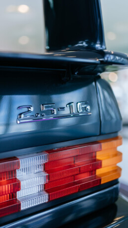 Mercedes-Benz 190 E 2.5-16 Evolution II („EVO II“) aus dem Jahr 1990 in der Sonderausstellung „Youngtimer“ des Mercedes-Benz Museums. Detailaufnahme der Typbezeichnung 2.5-16 rechts auf dem Heckdeckel. Foto: Thomas Niedermüller. (Fotosignatur der Archive von Mercedes-Benz Classic: D879009)